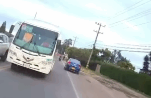 Maniobra imprudente de bus en la vía Madrid casi provoca grave accidente