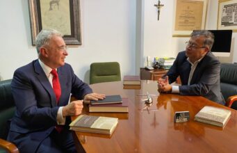 Petro vinculó a Uribe con paramilitarismo y lo retó a la JEP