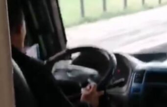 Conductor pegado al celular en Funza pone en riesgo a pasajeros