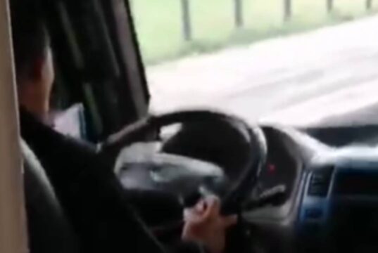 Conductor pegado al celular en Funza pone en riesgo a pasajeros