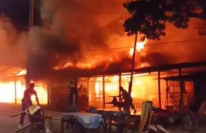 Incendio arrasa cinco locales comerciales