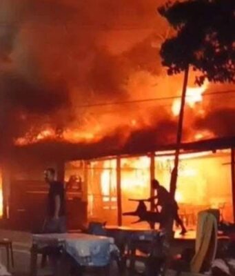 Incendio arrasa cinco locales comerciales