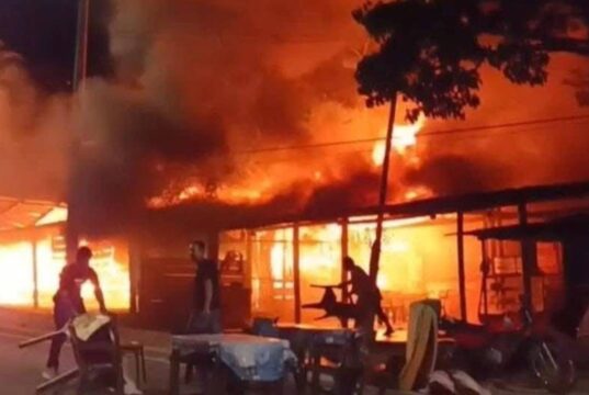 Incendio arrasa cinco locales comerciales