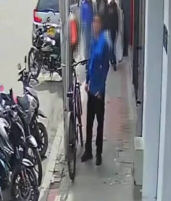 ¡A plena luz del día! Así robaron una bicicleta en el centro de Mosquera