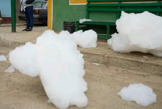 ¡Alerta en Madrid! Espuma tóxica pone en riesgo a familias