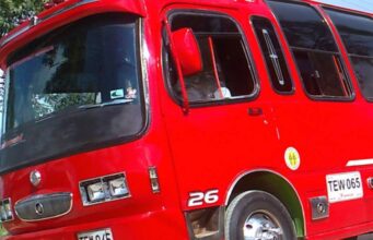 ¿Imprudencia al volante? Investigan volcamiento de buseta