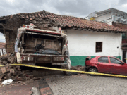 Camión sin control arrasa vivienda en Bogotá
