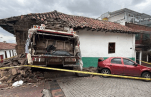 Camión sin control arrasa vivienda en Bogotá
