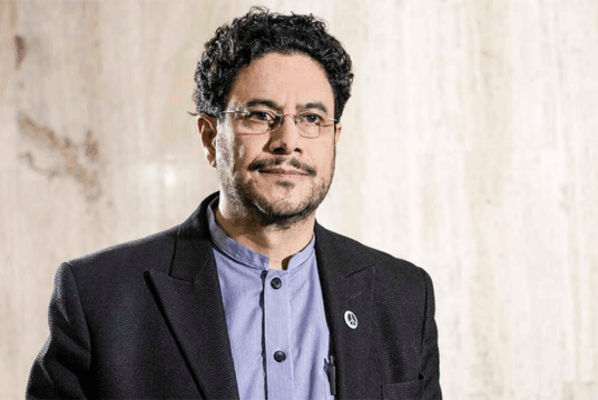 Iván Cepeda critica el sistema de salud en Colombia