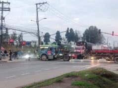 Choque entre buseta y camión genera fuerte congestión en la calle 13