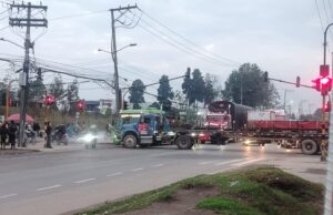 Choque entre buseta y camión genera fuerte congestión en la calle 13