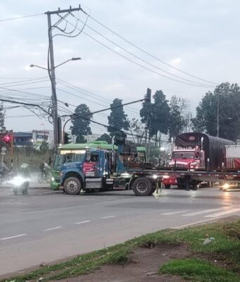 Choque entre buseta y camión genera fuerte congestión en la calle 13