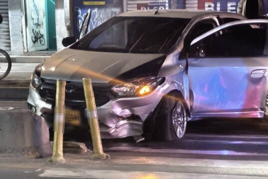 Fuerte choque en la vía Funza – Mosquera: carro quedó destruido