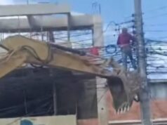 En Madrid: hombre se sube a retroexcavadora para manipular cables sin protección
