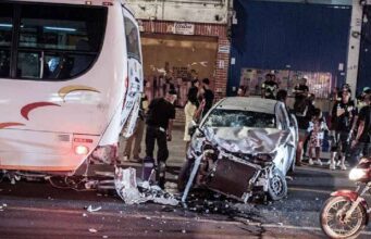 Fuerte choque entre carro y buseta frente a Colsubsidio en Funza