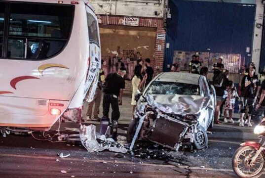 Fuerte choque entre carro y buseta frente a Colsubsidio en Funza