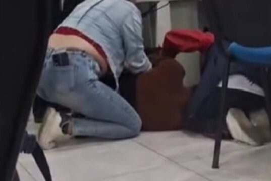 ¡Indignación total! funzano se desploma en fila de medicamentos