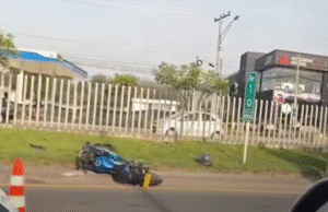 Grave accidente deja motociclista lesionado