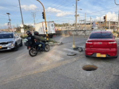 vehículo sufrió daños tras caer en alcantarilla sin tapa en Mosquera
