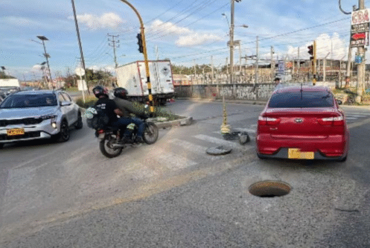 vehículo sufrió daños tras caer en alcantarilla sin tapa en Mosquera