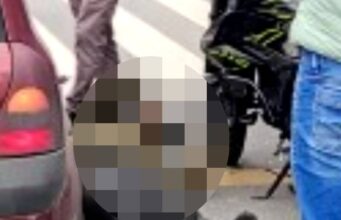 Fuerte choque deja motociclista herido en plena vía