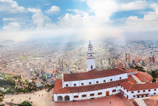 Hallan con vida a siete personas desaparecidas en Monserrate