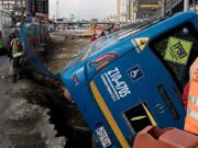Impactante volcamiento de bus del SITP en plena obra de la Avenida 68