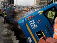Impactante volcamiento de bus del SITP en plena obra de la Avenida 68
