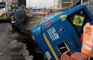 Impactante volcamiento de bus del SITP en plena obra de la Avenida 68