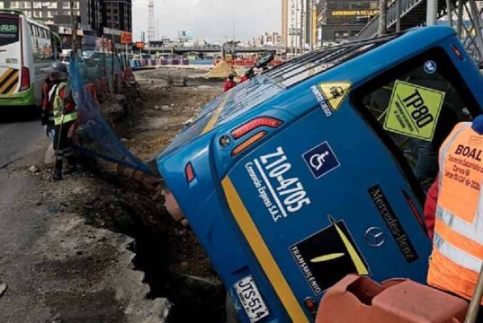 Impactante volcamiento de bus del SITP en plena obra de la Avenida 68