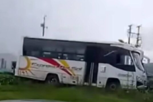 ¡Impactante accidente en Facatativá! Bus intermunicipal se sale de la vía