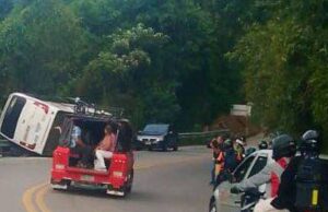 Tragedia en La Mesa: bus se volcó y dejó un muerto y varios heridos