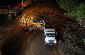 Caos total en la vía Mosquera–La Mesa: derrumbe paraliza el paso