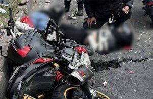 Fuerte choque entre camioneta y motocicleta dejó dos heridos