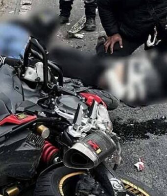 Fuerte choque entre camioneta y motocicleta dejó dos heridos