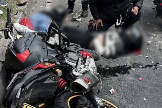 Fuerte choque entre camioneta y motocicleta dejó dos heridos