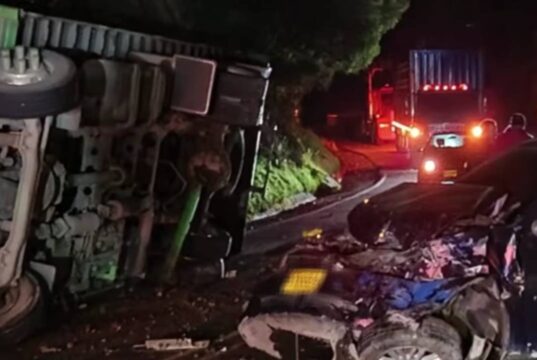 Fuerte accidente entre vehículo de carga y automóvil genera caos vial