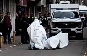 Hallan cuerpo sin vida envuelto en una lona