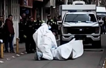 Hallan cuerpo sin vida envuelto en una lona