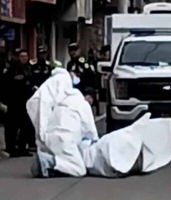 Hallan cuerpo sin vida envuelto en una lona