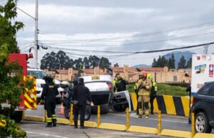 Vehículo terminó volcado y colapsó la movilidad