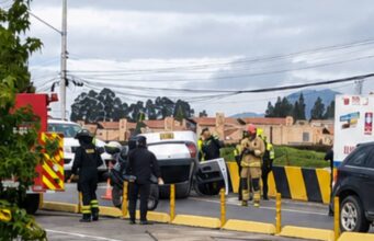 Vehículo terminó volcado y colapsó la movilidad