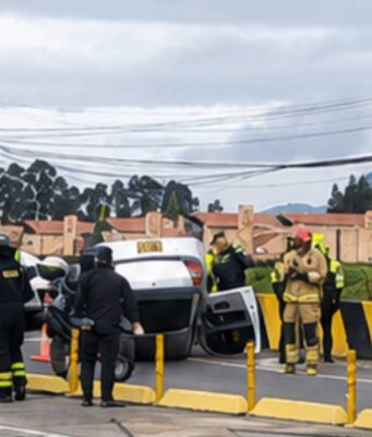 Vehículo terminó volcado y colapsó la movilidad