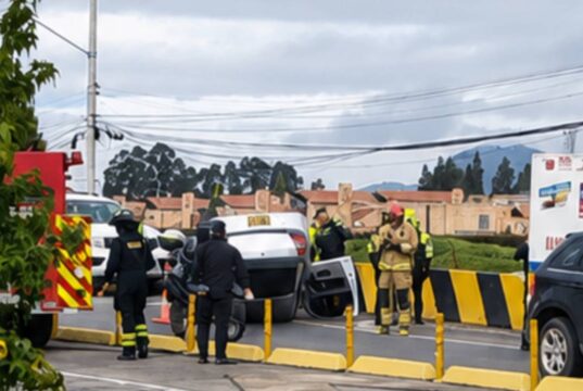 Vehículo terminó volcado y colapsó la movilidad