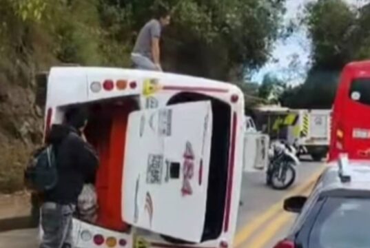 Dos muertos y 16 heridos: accidente que conmociona la vía Bogotá