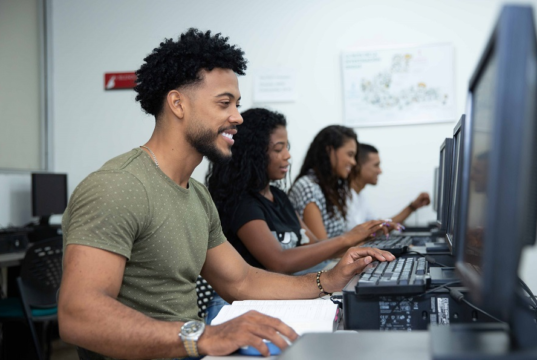 Miles de jóvenes podrán estudiar con beca: así puede postularse