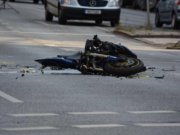 Motociclista quedó tendido sobre la vía tras fuerte choque en Madrid