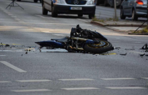 Motociclista quedó tendido sobre la vía tras fuerte choque en Madrid
