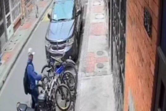 ¡Atención en Mosquera! Video registra el hurto de una bicicleta