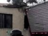 Camión perdió el control y se estrelló contra una casa